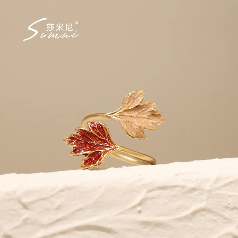 Frosted Gold Ring with Retro Maple Leaf Design