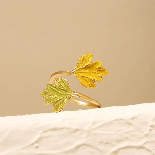 Frosted Gold Ring with Retro Maple Leaf Design